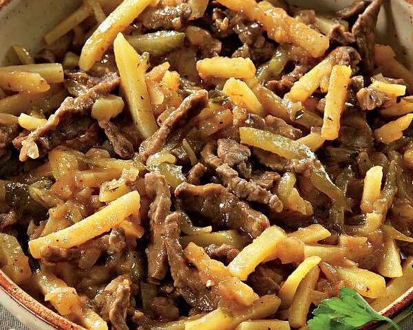 Ніжне татарське азу з солоними огірками на пару: покроковий рецепт з фото