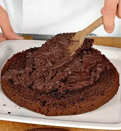 Насичений чорношоколадний торт: покроковий рецепт із фото, 470 ккал 6