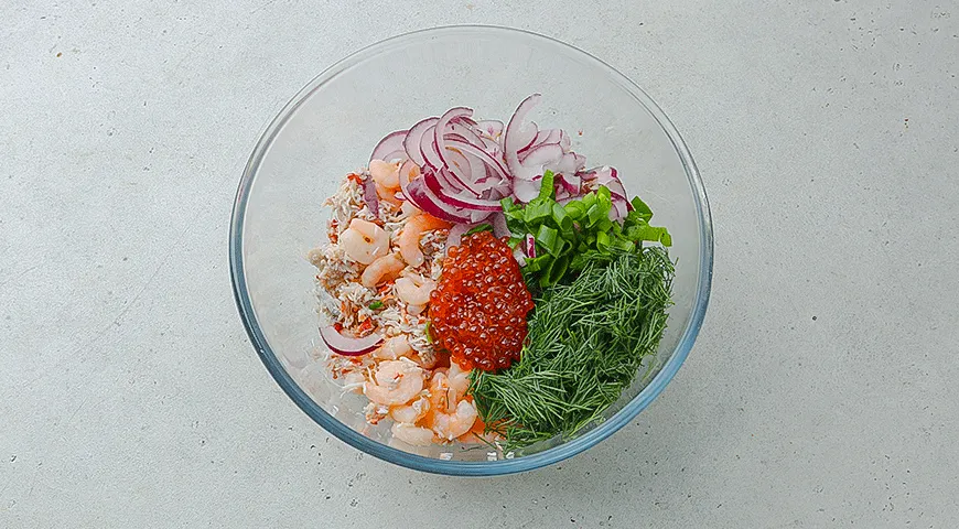 Ніжний крабовий салат з креветками та ікрою: рецепт із фото для ідеального частування 2 Ніжний крабовий салат з креветками та ікрою: рецепт із фото для ідеального частування 2