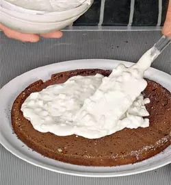 Шоколадний торт з ананасами: ніжний десерт із фото-інструкцією 6