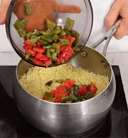 Легкий кускус із запеченим перцем: покроковий рецепт зі смаком сонця 3