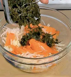 Апетитний салат з морської капусти: покроковий рецепт з фото 5