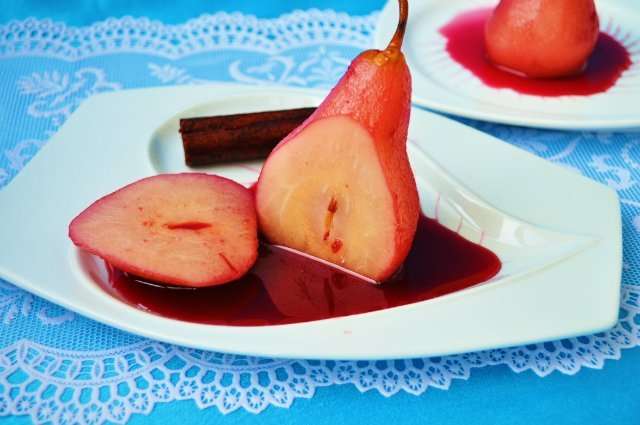 Груші у червоному вині