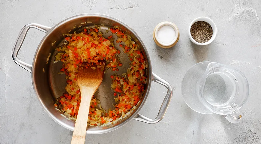 Легкий курячий суп з ніжними фрикадельками: смачний рецепт для всієї родини 4