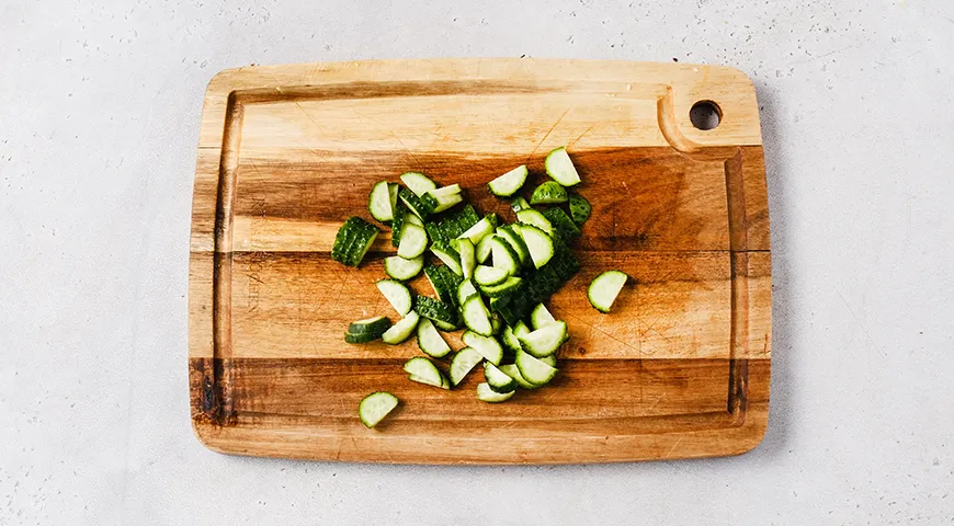 Хрусткий салат з пекінської капусти з кукурудзою, яйцем та огірком: смачний рецепт для легкої вечері 5