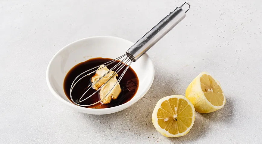 Хрусткий салат з пекінської капусти з кукурудзою, яйцем та огірком: смачний рецепт для легкої вечері 2