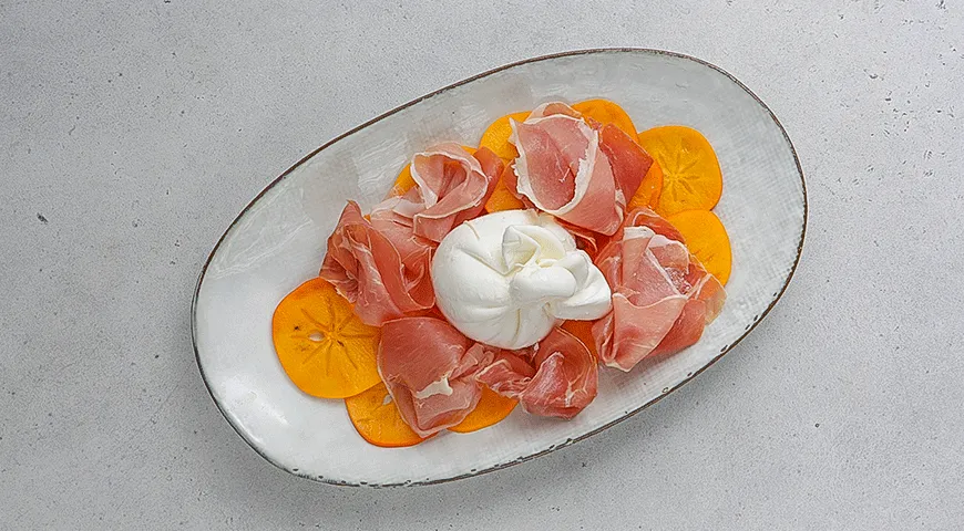 Ніжний салат з бураттою, стиглою хурмою та солоним хамоном: легка насолода з фото 4 Ніжний салат з бураттою, стиглою хурмою та солоним хамоном: легка насолода з фото 4