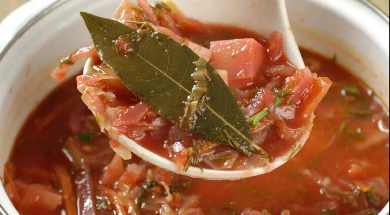 Український борщ з кислинкою мочених яблук: покроковий рецепт з фото 1