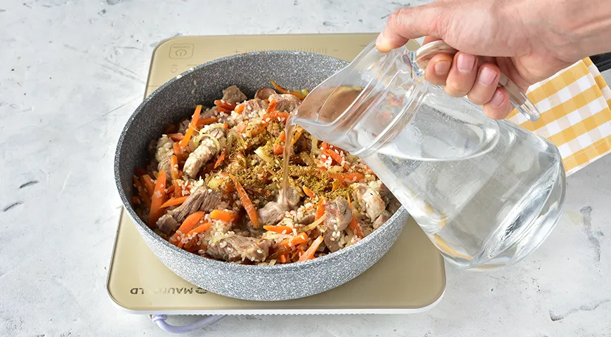 Ароматний плов зі свининою на сковороді: ситна та смачна страва на кожен день 5