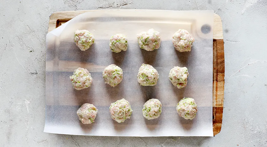 Легкий курячий суп з ніжними фрикадельками: смачний рецепт для всієї родини 5