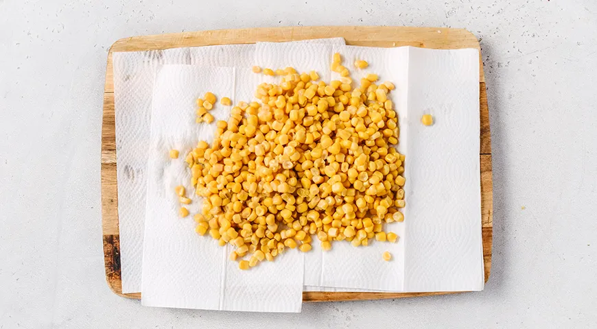 Хрусткий салат з пекінської капусти з кукурудзою, яйцем та огірком: смачний рецепт для легкої вечері 7