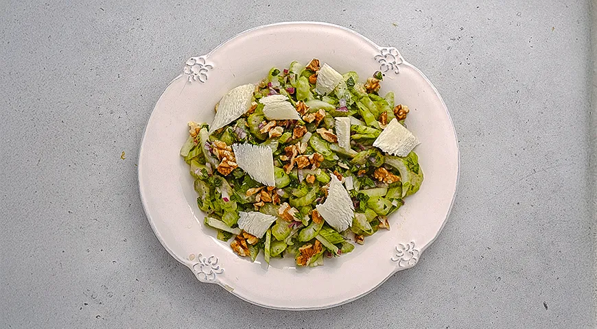 Свіжий салат з маринованим селерою, горіхами та сиром: покроковий рецепт з фото 3