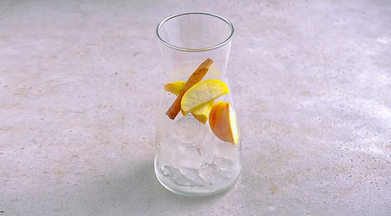 Освіжаючий яблучно-ананасовий лимонад "Зимове яблуко": рецепт з фото та низькою калорійністю 30