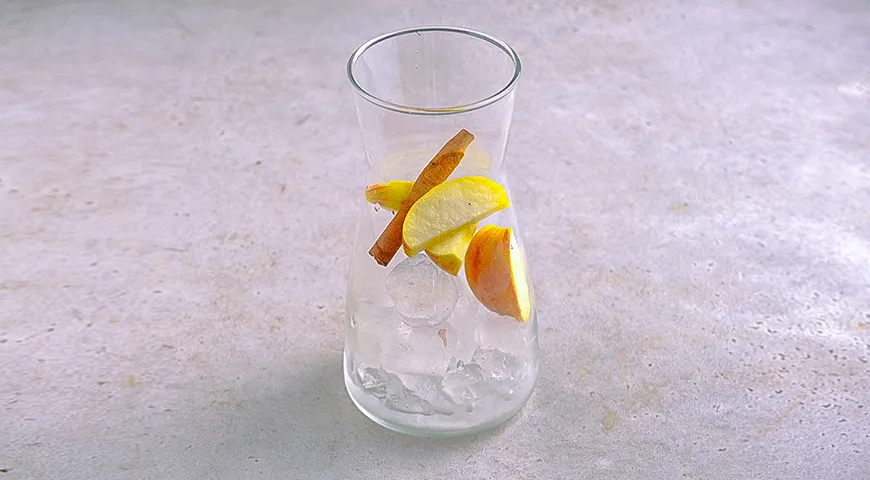 Освіжаючий яблучно-ананасовий лимонад “Зимове яблуко”: рецепт з фото та низькою калорійністю