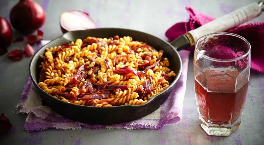 Фузилли у цибулевому соусі: ніжний смак, легкий рецепт із фото