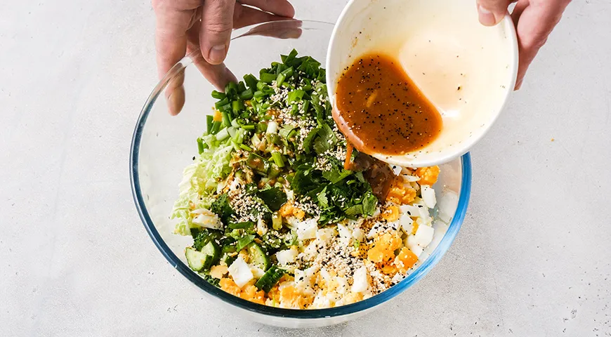 Хрусткий салат з пекінської капусти з кукурудзою, яйцем та огірком: смачний рецепт для легкої вечері 9