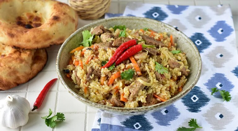Ароматний плов зі свининою на сковороді: ситна та смачна страва на кожен день 10