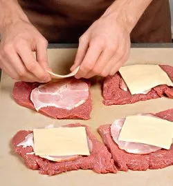 Ароматні рулетики з телятини з копченою шийкою та сиром: покроковий рецепт з фото 3