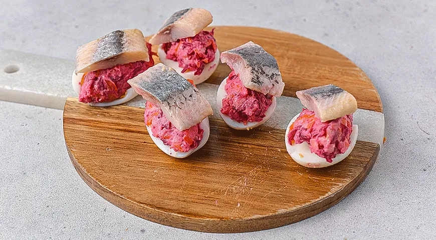 Швидка "Оселедець під шубою" в яйці: покроковий рецепт для швидкої вечері 4