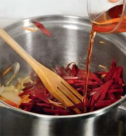 Український борщ з кислинкою мочених яблук: покроковий рецепт з фото 3