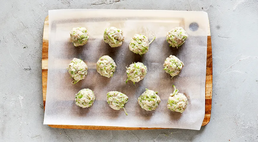 Легкий курячий суп з ніжними фрикадельками: смачний рецепт для всієї родини 6