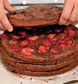 Шоколадно-полуничний торт: чудовий десерт з покроковим рецептом 5