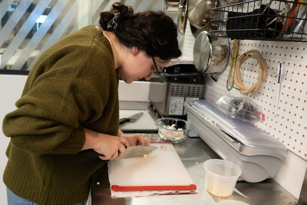 Огляд лайфхаку: як позбутися запаху часнику з рук за допомогою ложки 3 Огляд лайфхаку: як позбутися запаху часнику з рук за допомогою ложки 3