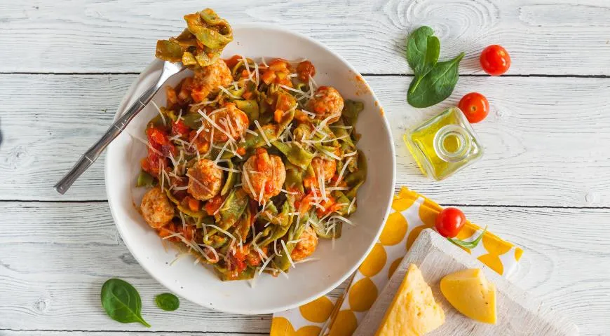 Зелені тальятелле з фрикадельками: Покроковий рецепт з фото 1