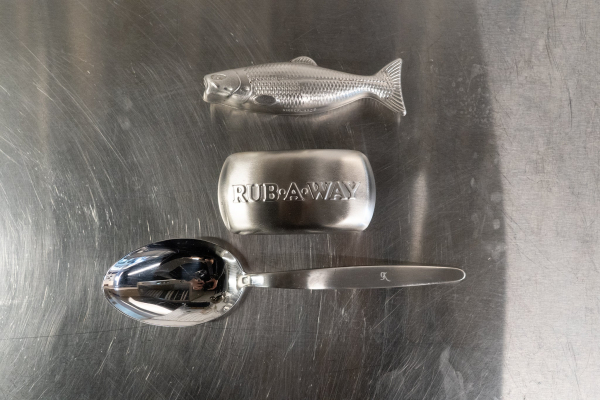 Огляд лайфхаку: як позбутися запаху часнику з рук за допомогою ложки 2 Огляд лайфхаку: як позбутися запаху часнику з рук за допомогою ложки 2