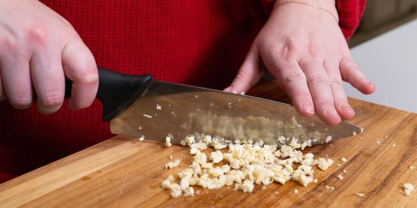 Огляд лайфхаку: як позбутися запаху часнику з рук за допомогою ложки