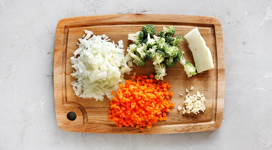 Легкий курячий суп з ніжними фрикадельками: смачний рецепт для всієї родини 3