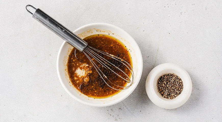 Хрусткий салат з пекінської капусти з кукурудзою, яйцем та огірком: смачний рецепт для легкої вечері 3