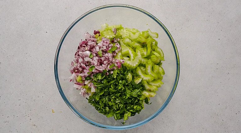 Свіжий салат з маринованим селерою, горіхами та сиром: покроковий рецепт з фото 1