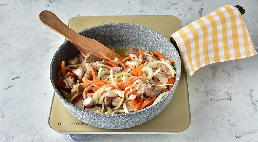 Ароматний плов зі свининою на сковороді: ситна та смачна страва на кожен день 3