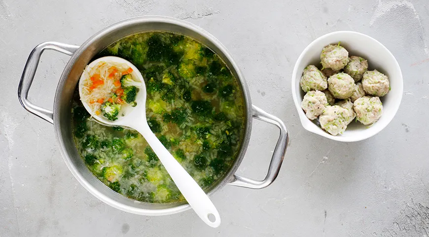 Легкий курячий суп з ніжними фрикадельками: смачний рецепт для всієї родини 7