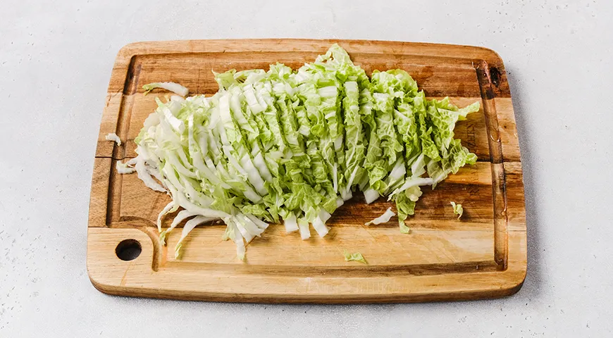 Хрусткий салат з пекінської капусти з кукурудзою, яйцем та огірком: смачний рецепт для легкої вечері 4