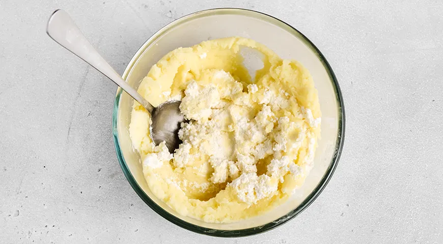 Ніжні ватрушки з картоплею та сиром: покроковий рецепт із фото 4