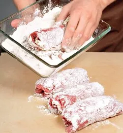 Ароматні рулетики з телятини з копченою шийкою та сиром: покроковий рецепт з фото 4