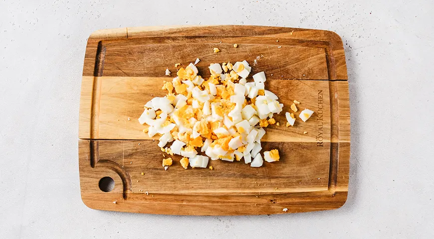 Хрусткий салат з пекінської капусти з кукурудзою, яйцем та огірком: смачний рецепт для легкої вечері 6