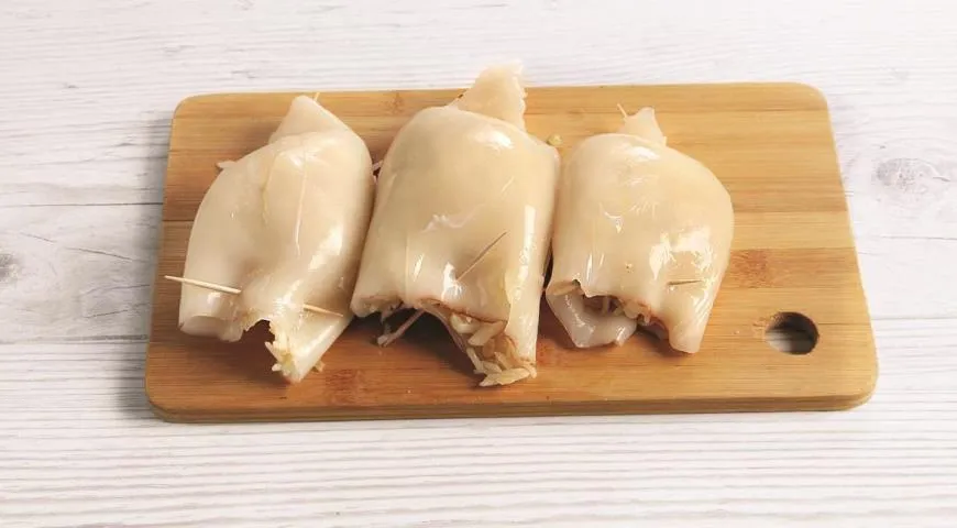 Ароматні кальмари, фаршировані рисом, запечені у духовці: покроковий рецепт з фото 4