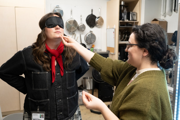 Огляд лайфхаку: як позбутися запаху часнику з рук за допомогою ложки 5 Огляд лайфхаку: як позбутися запаху часнику з рук за допомогою ложки 5