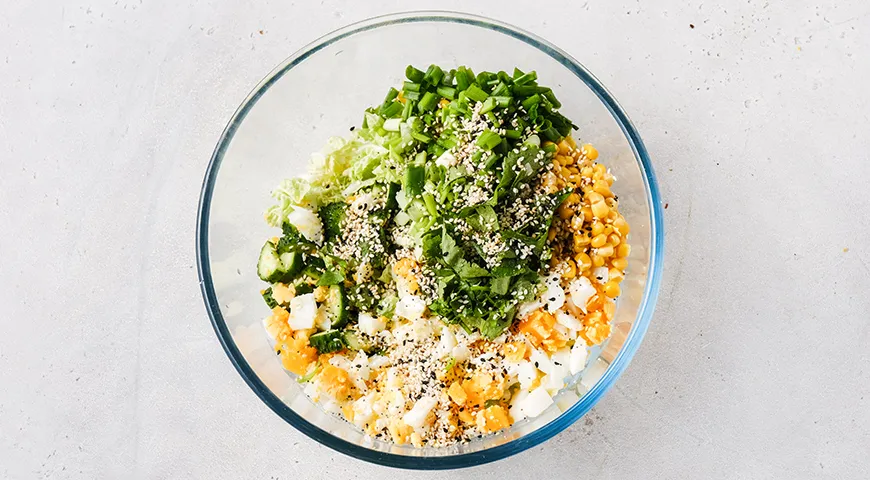 Хрусткий салат з пекінської капусти з кукурудзою, яйцем та огірком: смачний рецепт для легкої вечері 8