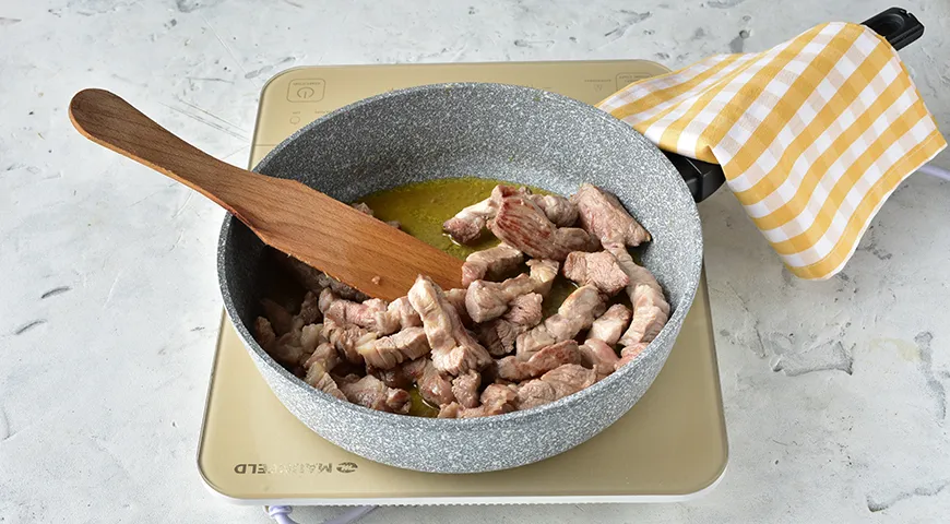 Ароматний плов зі свининою на сковороді: ситна та смачна страва на кожен день 2