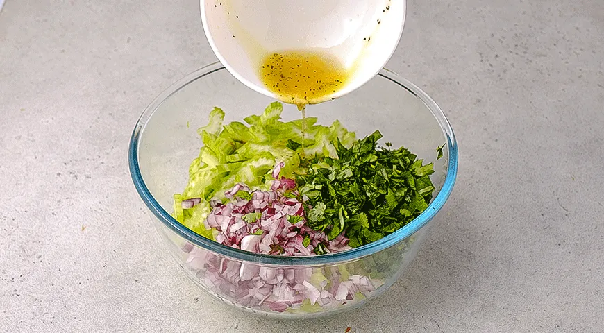 Свіжий салат з маринованим селерою, горіхами та сиром: покроковий рецепт з фото 2