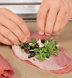 Соковиті м'ясні рулетики з ароматною начинкою: покроковий рецепт з фото 5