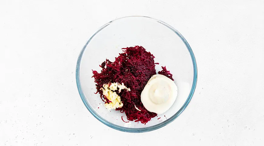 Яйця, фаршировані буряком та оселедцем: ніжний смак та яскравий вигляд! 5