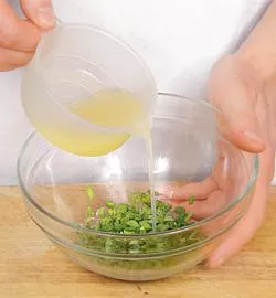 Ароматний салат з соковитої сочевиці та солодких томатів чері: покроковий рецепт з фото 3