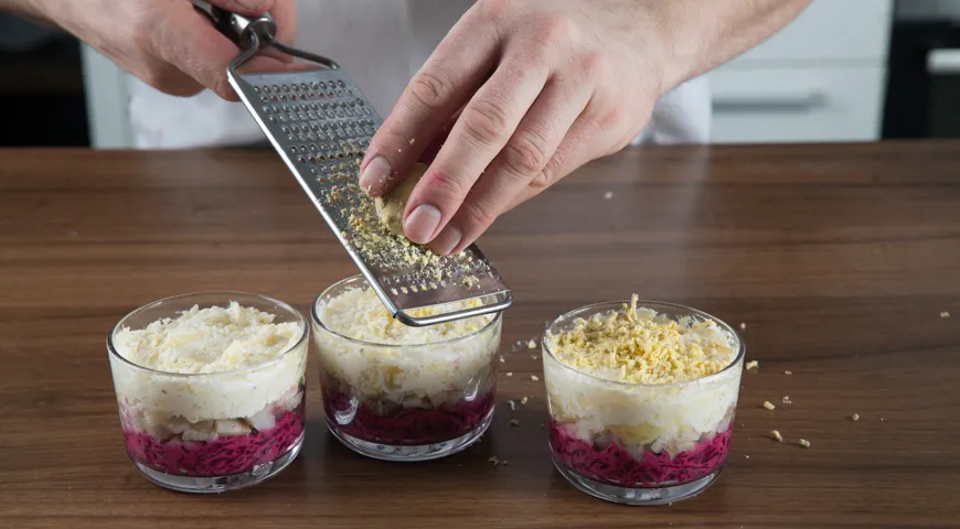 Ніжна оселедець під шубою з яйцем: покроковий рецепт із фото 8