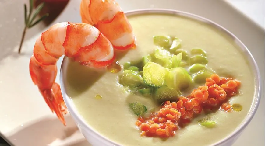 Ніжний крем-суп зі спаржі з червоною сочевицею та креветками: смак літа у кожній ложці (332 ккал) 4