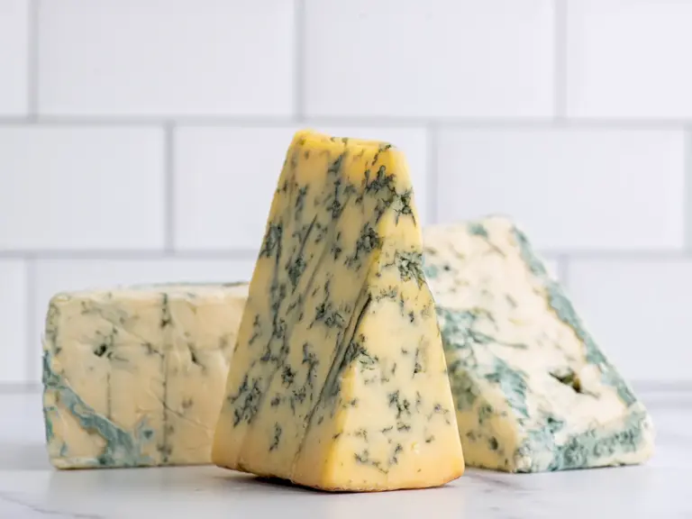 Чи можна їсти сир з пліснявою, якщо він став ще більш пліснявим: пояснює експерт 59